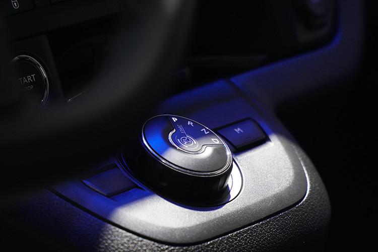 Về vị trí ghế lái, Peugeot Traveller Luxury và Premium được thiết kế có thể điều chỉnh được độ cao, giúp cho người điều khiển phương tiện có tư thế ngồi thoải mái nhất và tầm quan sát tốt nhất. Vô lăng Peugeot Traveller được trang bị nhiều nút bấm giúp bạn dễ dàng điều chỉnh âm lượng, đàm thoại rảnh tay, chọn kênh radio, chọn thông tin hiển thị trên màn hình.