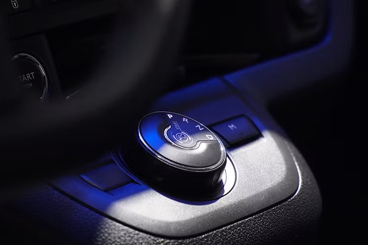 Về vị trí ghế lái, Peugeot Traveller Luxury và Premium được thiết kế có thể điều chỉnh được độ cao, giúp cho người điều khiển phương tiện có tư thế ngồi thoải mái nhất và tầm quan sát tốt nhất. Vô lăng Peugeot Traveller được trang bị nhiều nút bấm giúp bạn dễ dàng điều chỉnh âm lượng, đàm thoại rảnh tay, chọn kênh radio, chọn thông tin hiển thị trên màn hình.