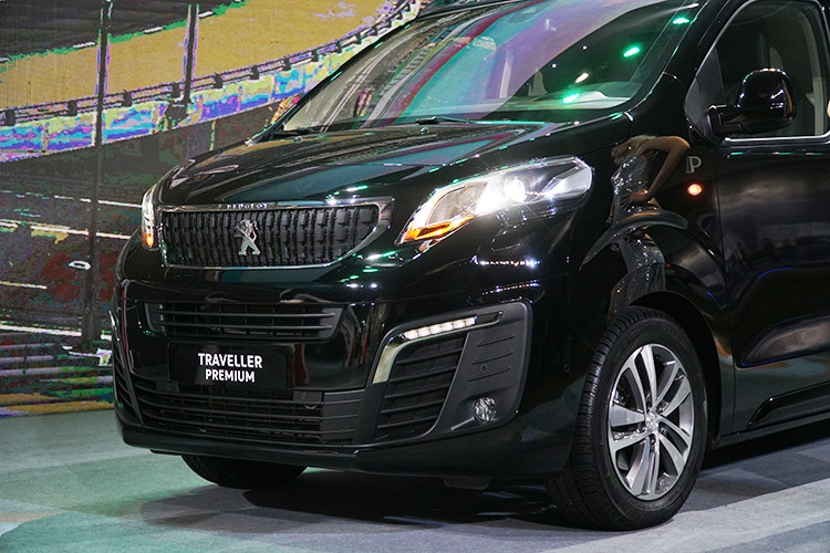 Mẫu xe MPV Peugeot Traveller mới được trau chuốt phía đầu với lưới tản nhiệt phủ rộng, bố trí các vị trí hợp lý, logo sư tử lớn ở giữa mặt ca-lăng, cùng với các đường viền trang trí hoàn hảo thể hiện qua đèn pha mang hình tượng cặp mắt sư tử, dải đèn LED được bao bọc bởi mạ chrome càng tôn thêm sự lịch lãm, sang trọng của xe.