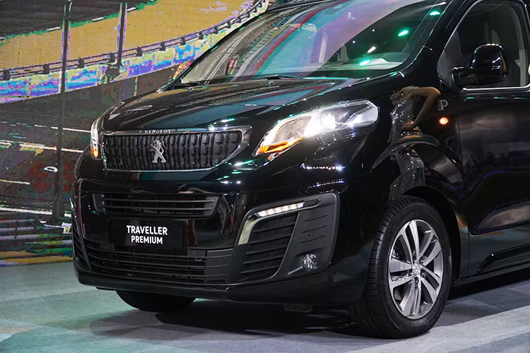 Mẫu xe MPV Peugeot Traveller mới được trau chuốt phía đầu với lưới tản nhiệt phủ rộng, bố trí các vị trí hợp lý, logo sư tử lớn ở giữa mặt ca-lăng, cùng với các đường viền trang trí hoàn hảo thể hiện qua đèn pha mang hình tượng cặp mắt sư tử, dải đèn LED được bao bọc bởi mạ chrome càng tôn thêm sự lịch lãm, sang trọng của xe.