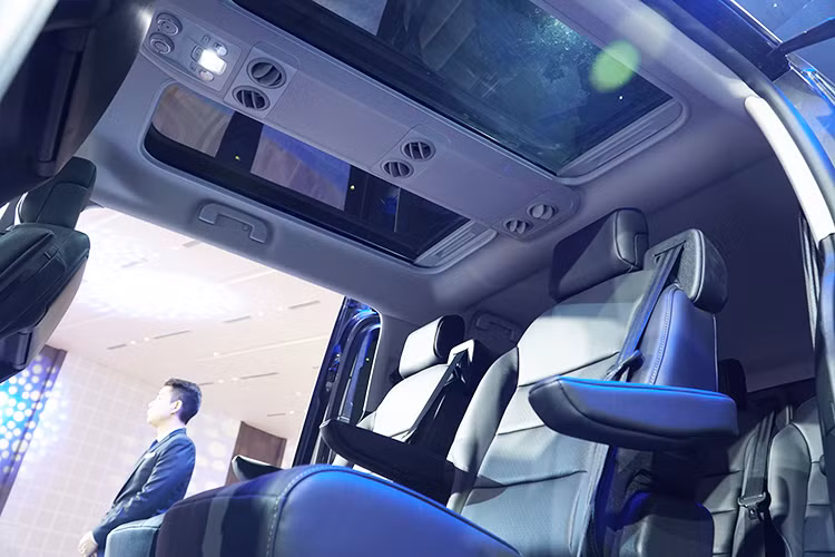 Xe được trang bị hệ thống điều hoà tự động 2 vùng độc lập cùng với bộ khuếch tán gió riêng biệt cho hàng ghế thứ 2 và 3 nhằm mang đến không khí trong lành cho cả khoang xe. Khoang xe Peugeot Traveller được đánh giá cách âm hiệu quả, cũng như giúp làm giảm tạp âm từ bên ngoài.