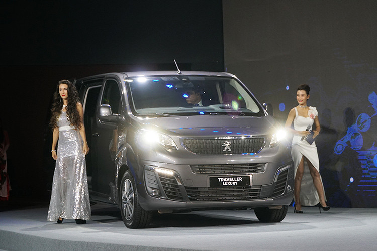 Xe được trang bị các hệ thống công nghệ an toàn tiên tiến chủ động và bị động giúp giảm thiểu chấn thương cho người cả người ngồi trên xe cũng như người ngoài xe trong trường hợp tai nạn. Các hệ thống như an toàn như: Hệ thống chống bó cứng phanh ABS, hệ thống phân phối lực phanh điện tử EBD, cảnh báo điểm mù, cảnh báo chệch làn đường, camera lùi 180 độ, hệ thống 6 túi khí bố trí xung quanh xe .v.v.