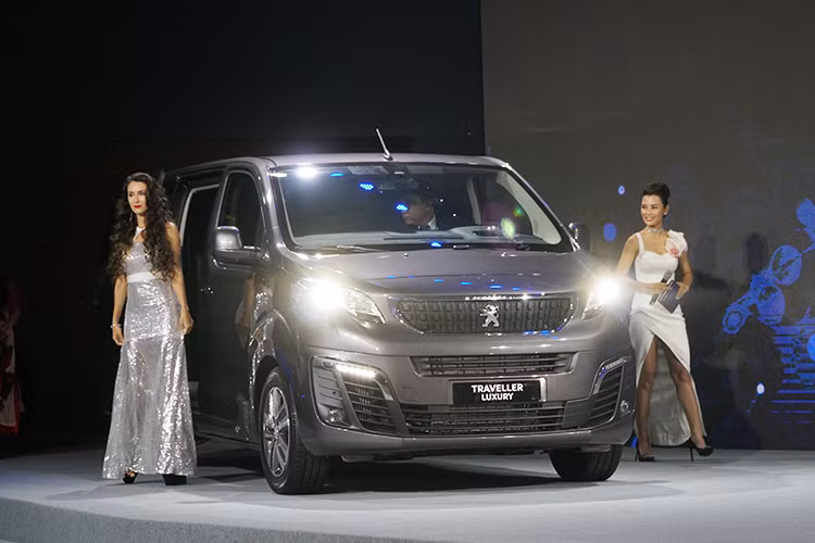 Xe được trang bị các hệ thống công nghệ an toàn tiên tiến chủ động và bị động giúp giảm thiểu chấn thương cho người cả người ngồi trên xe cũng như người ngoài xe trong trường hợp tai nạn. Các hệ thống như an toàn như: Hệ thống chống bó cứng phanh ABS, hệ thống phân phối lực phanh điện tử EBD, cảnh báo điểm mù, cảnh báo chệch làn đường, camera lùi 180 độ, hệ thống 6 túi khí bố trí xung quanh xe .v.v.