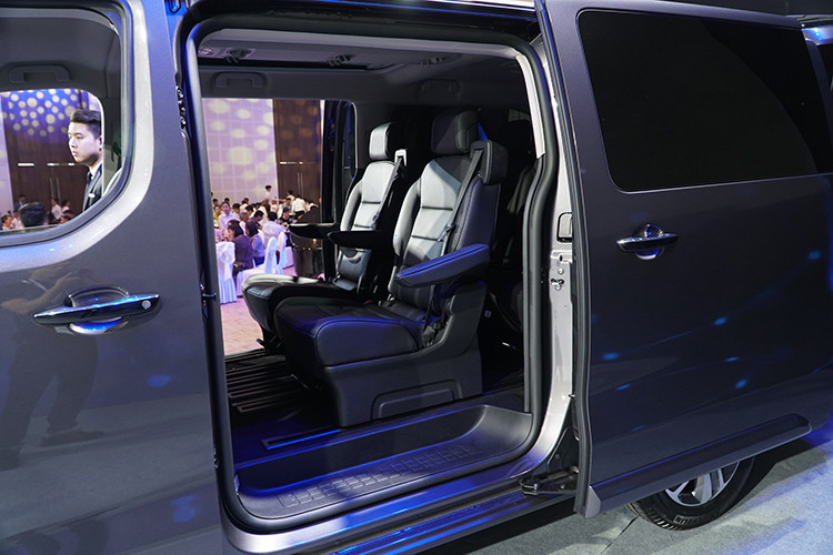 Bên trong xe, Peugeot Traveller Luxury và Premium sở hữu không gian rộng rãi, tăng cường sự tiện dụng và tiện nghi bậc nhất phân khúc. Thiết kế nội thất sang trọng với ghế bọc da cao cấp cùng với ốp trang trí tinh tế.
