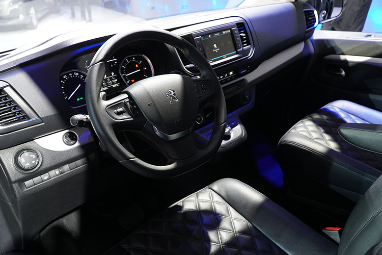 Nội thất của Peugeot Traveller Luxury và Premium được trang bị khá hiện đại với bảng điều khiển trung tâm tích hợp các tính năng như: điều chỉnh điều hoà, khóa cửa trung tâm, cửa trượt tự động, khóa trẻ em, đèn khẩn cấp, cảnh báo áp suất lốp, sưởi kính chắn gió, sưởi kính phía sau.