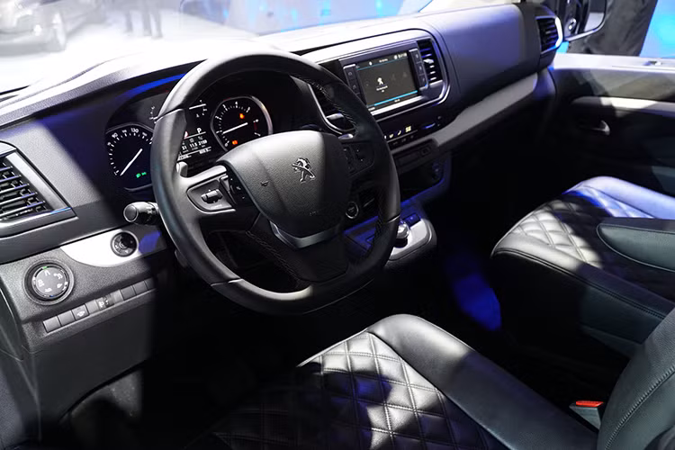 Nội thất của Peugeot Traveller Luxury và Premium được trang bị khá hiện đại với bảng điều khiển trung tâm tích hợp các tính năng như: điều chỉnh điều hoà, khóa cửa trung tâm, cửa trượt tự động, khóa trẻ em, đèn khẩn cấp, cảnh báo áp suất lốp, sưởi kính chắn gió, sưởi kính phía sau.