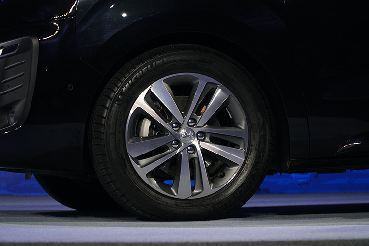 Đuôi xe Peugeot Traveller 2019 tại Việt Nam còn được trang bị thêm cửa kính phía sau và lắp thêm kính tối màu góp phần tôn vẻ đẹp nổi bật chiếc xe. Traveller Luxury và Premium sở hữu bộ mâm hợp kim 17 inch thể thao, mạnh mẽ và chắc chắn.