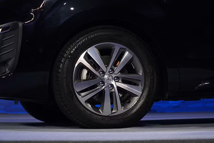 Đuôi xe Peugeot Traveller 2019 tại Việt Nam còn được trang bị thêm cửa kính phía sau và lắp thêm kính tối màu góp phần tôn vẻ đẹp nổi bật chiếc xe. Traveller Luxury và Premium sở hữu bộ mâm hợp kim 17 inch thể thao, mạnh mẽ và chắc chắn.