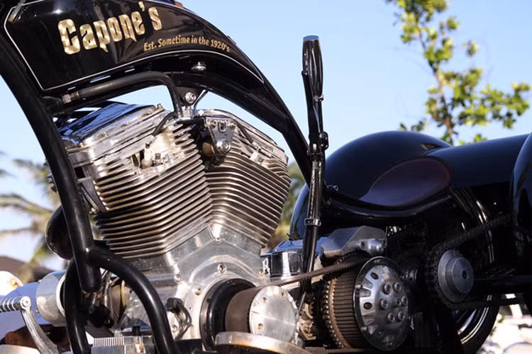 Một điểm độc đáo chính là việc chủ nhân đã thiết kế với việc sử dụng số tay, cần số được thiết kế bên trái phía trước yên ngồi.