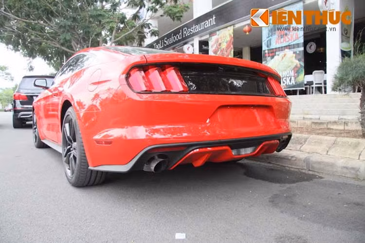 Ford Mustang 2015 nặng hơn phiên bản cũ vì được trang bị nhiều công nghệ mới. Cụ thể là hệ thống treo, phanh cỡ lớn.