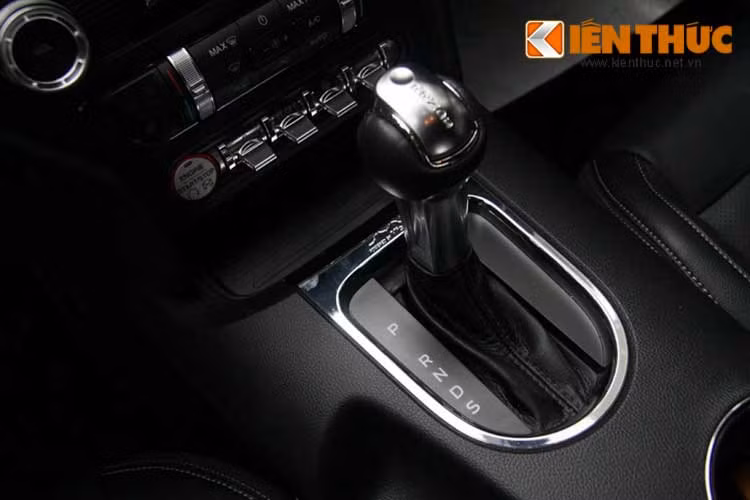 Ford Mustang 2015 sử dụng động cơ EcoBoost 4 xi-lanh, dung tích 2,3 lít, sản sinh công suất tối đa 310 mã lực và mô-men xoắn cực đại 433 Nm.