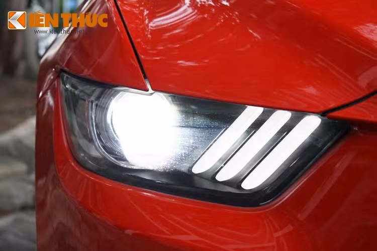 Ford Mustang EcoBoost 2015 được trang bị đèn pha HID.