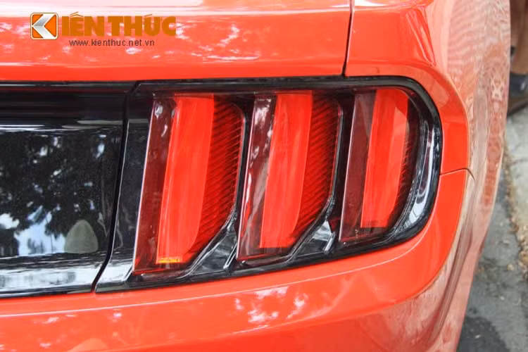 Xe sở hữu đèn hậu và đèn sương mù LED cùng gương ngoại thất trùng màu thân xe tích hợp đèn định vị.