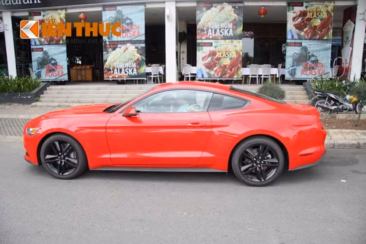 Tại thị trường Mỹ, Ford Mustang 2015 được bán với giá khởi điểm 25.300 USD, cao hơn một chút so với đối thủ trực tiếp Chevrolet Camaro.