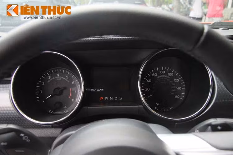 Sức mạnh được truyền tới bánh thông qua hộp số tự động 6 cấp. Nhờ đó, xe có thể tăng tốc từ 0-100 km/h trong 5 giây và đạt vận tốc tối đa 250 km/h.