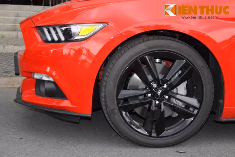 Xe sở hữu cặp mâm 5 chấu kép thể thao cao cấp, bên trong là hệ thống phanh an toàn cỡ lớn.