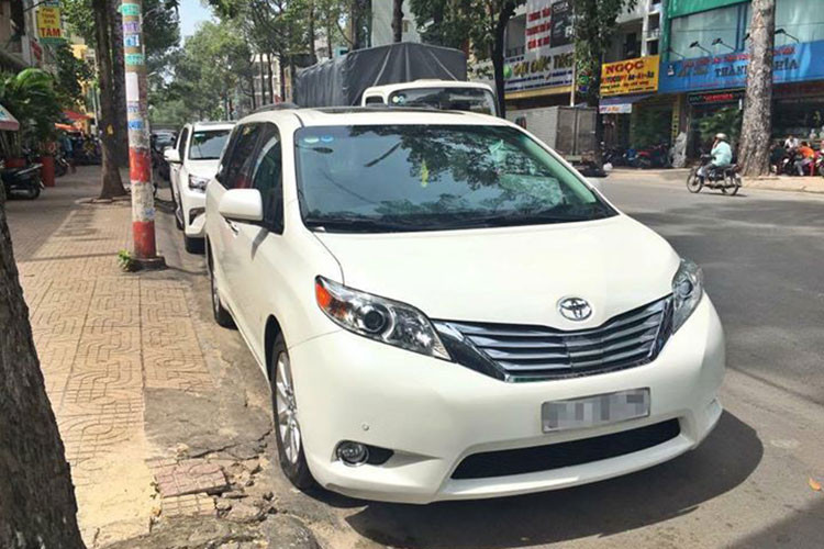 Trên Toyota Sienna Limited 2011, xe có thiết kế hình dáng khá vuông vức ít những đường cong so với hiện nay, nhưng theo đánh giá của nhiều người dùng thì nó đem lại sự mạnh mẽ, cá tính đặc biệt dành cho phái mạnh.
