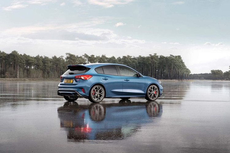 Đối với bản chạy xăng, Ford Focus ST 2019 có giá từ 31.995 bảng Anh (khoảng 972 triệu đồng) với hatchback và từ 33.095 bảng Anh (khoảng 1 tỷ đồng) với Estate. Điểm nổi bật của Focus ST EcoBlue 2019 là việc có công nghệ kiểm soát véc-tơ mô-men xoắn còn EcoBoost thì được hỗ trợ bởi bộ vi sai chống trượt điện tử.