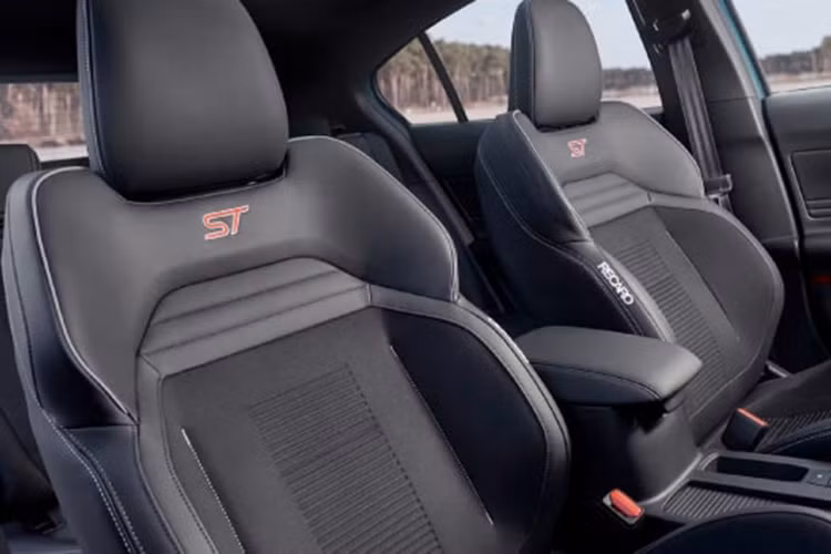 Lấy cảm hứng từ ST-Line, Ford Focus ST sở hữu ngoại thất sắc nét bản tiêu chuẩn, đồng thời cũng được bổ sung khá nhiều tính năng nội thất như ghế Recaro phía trước, vô lăng đáy phẳng, các bàn đạp nhôm cùng hệ thống thông tin giải trí SYNC với màn hình 8.0 inch, tương thích Apple CarPlay và Android Auto.