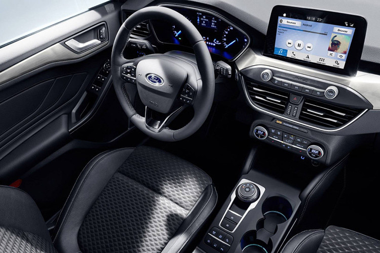 Focus ST mới có 4 chế độ lái khác nhau là: Slippery/Wet, Normal, Sport và Track (chế độ Track chỉ dành riêng cho những xe đã được trang bị gói tùy chọn nâng cấp hiệu suất từ hãng). Gói Performance Pack này còn bao gồm hệ thống giảm xóc được kiểm soát liên tục, chỉ báo sang số và tính năng về số nhanh.