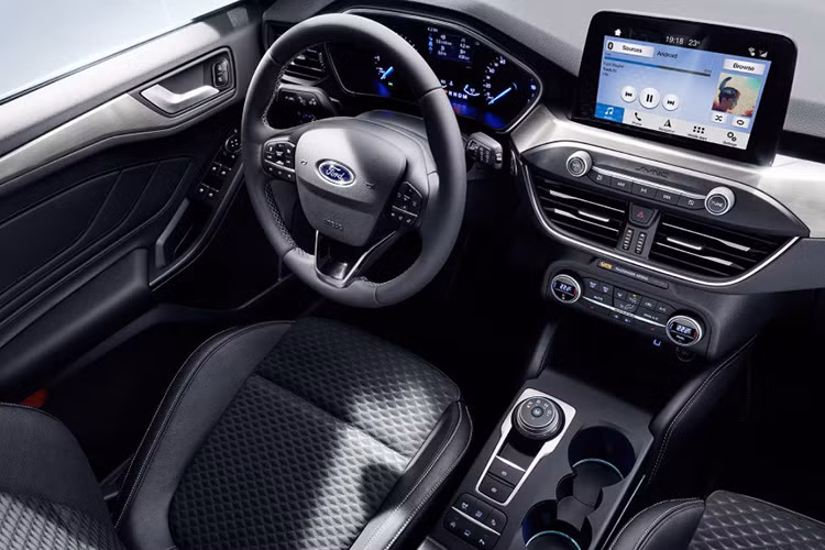 Focus ST mới có 4 chế độ lái khác nhau là: Slippery/Wet, Normal, Sport và Track (chế độ Track chỉ dành riêng cho những xe đã được trang bị gói tùy chọn nâng cấp hiệu suất từ hãng). Gói Performance Pack này còn bao gồm hệ thống giảm xóc được kiểm soát liên tục, chỉ báo sang số và tính năng về số nhanh.