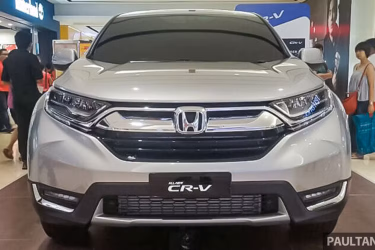 Hãng xe ôtô Honda tại Malaysia cho biết, khách hàng ở Malaysia chủ yếu mua bản cao cấp của CR-V 2017, đó là 1.5 Turbo Premium 2WD. Có đến 40% người đặt mua đã chọn bản cao cấp này. Con số tương ứng của số đơn đặt mua Honda CR-V 2017 bản 1.5 Turbo 2WD là 31%.
