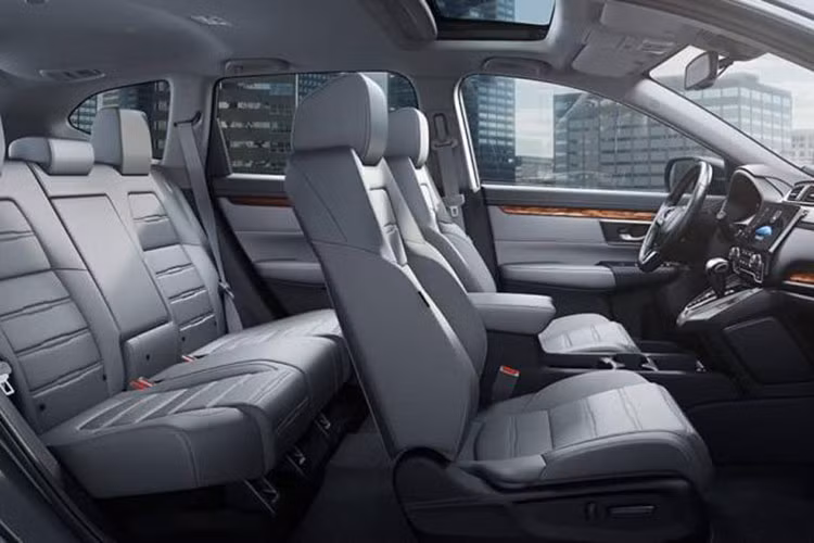 Ở bên trong nội thất, CR-V thế hệ mới đã có bảng táp-lô với nhiều góc cạnh hơn so với thế hệ trước và được thiết kế với tính công thái học cao hơn, thân thiện hơn với người dùng. Nằm ở vị trí trung tâm là hệ thống thông tin giải trí hỗ trợ các kết nối smartphone Apple Carplay và Android Auto. So với phiên bản CR-V 2017 tại Thái, bản Malaysia sử dụng cần số truyền thống thay vì nút bấm chuyển số. 