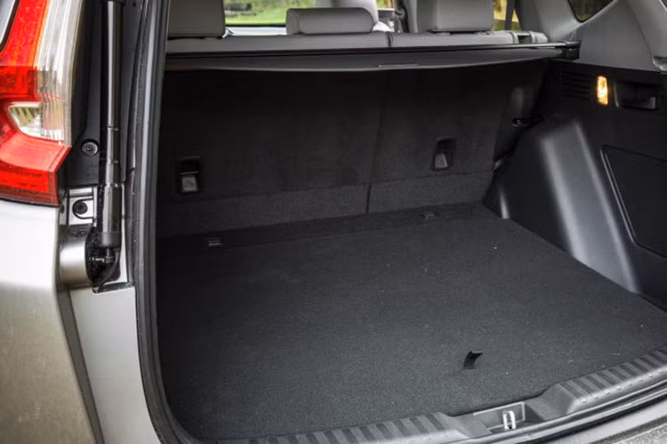 Mẫu xe CR-V 2017 mới tại thị trường Malaysia chỉ có phiên bản 5 chỗ chứ không có 7 chỗ. Đây là kết quả sau khi nghiên cứu thị trường của Honda Malaysia. Trong khi đó, thể tích khoang hành lý của CR-V 2017 khi hàng ghế thứ 2 không gập xuống là 522 lít. Con số tương ứng khi hàng ghế thứ 2 gập phẳng xuống sàn là 1.084 lít.