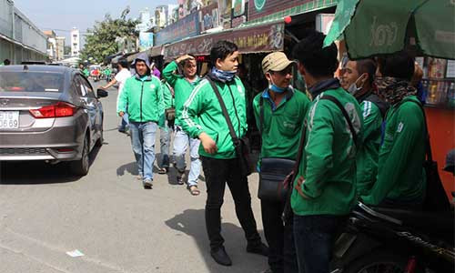 Nhiều tài xế mệt mỏi ra về vì không được giải quyết thỏa đáng - Ảnh: CÔNG TRUNG.