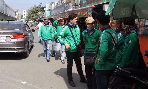 Nhiều tài xế mệt mỏi ra về vì không được giải quyết thỏa đáng - Ảnh: CÔNG TRUNG.