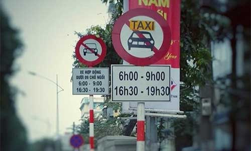 Các tuyến đường cấm taxi được bổ sung thêm bảng cấm xe hợp đồng 9 chỗ.