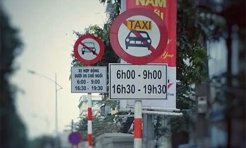 Các tuyến đường cấm taxi được bổ sung thêm bảng cấm xe hợp đồng 9 chỗ.