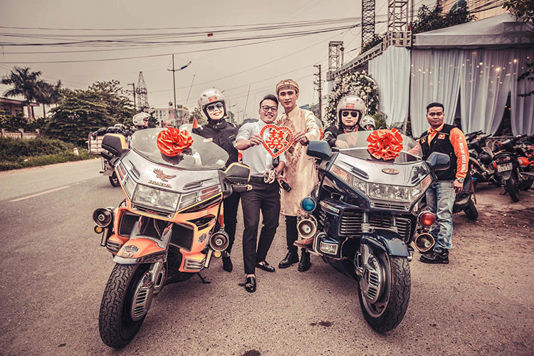 Chú rể cùng những người bạn tại CLB môtô Thanh Xuân chụp ảnh bên bộ đôi Honda Goldwing "hàng hiếm" trước giờ đưa nàng về dinh.