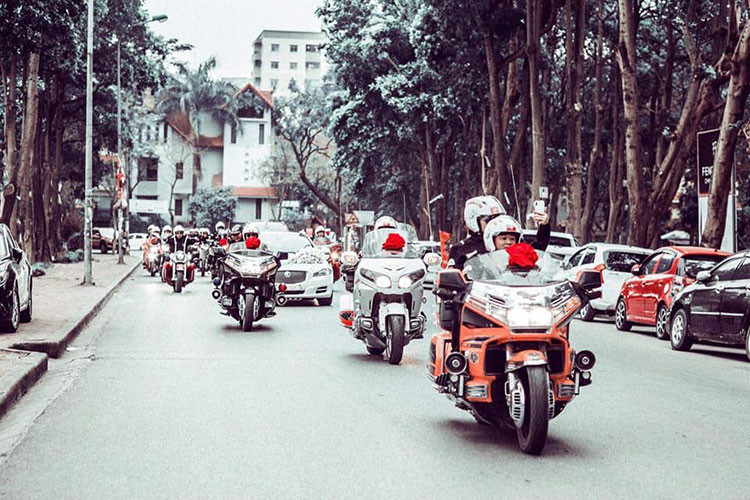 Được biết, chú rể cũng là một người đam mê môtô phân khối lớn và sinh hoạt trong CLB môtô Thanh Xuân, Hà Nội. Đoàn xe môtô rước dâu trong bài viết này cũng chính là những thành viên và bạn bè cùng sinh hoạt với anh trong CLB. 