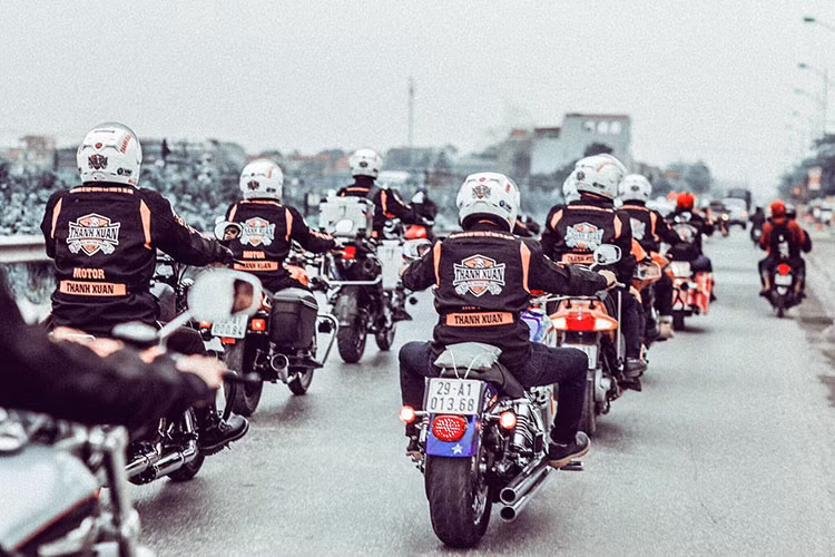 Đoàn xe tham gia rước dâu với hàng chục mẫu xe môtô phân khối lớn đình đám nhất tại Việt Nam hiện nay. Các mẫu xe có mặt chủ yếu là cruiser và naked-bike đều có dung tích 1000 phân khối trở lên.