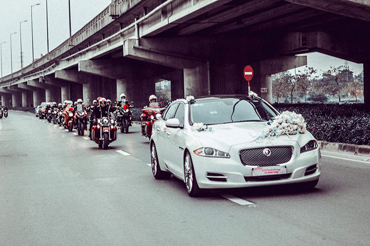 Mới đây, một đám rước dâu bằng môtô khủng đã gây sự chú ý của những người yêu xe cũng như tham gia gia thông trên đường. Dẫn đoàn xe rước dâu là một chiếc xe hoa trắng muốt mang thương hiệu Jaguar đình đám, tiếp sau đó là hàng chục mẫu xe môtô phân khối lớn với đầy đủ các chủng loại như; Honda, BMW, Harley-Davidson...