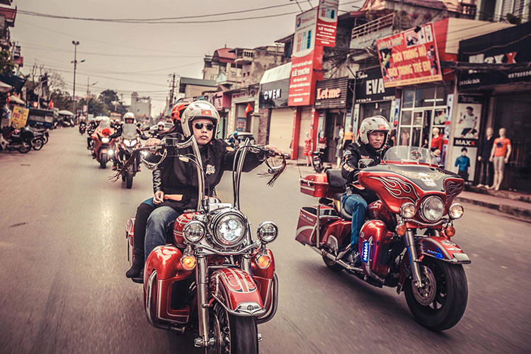 Bộ đôi xe môtô phân khối lớn Harley-Davidson được phối màu "sẹc tông" độc đáo. Chiếc Road King bên trái được lắp thêm "tay lái khỉ".