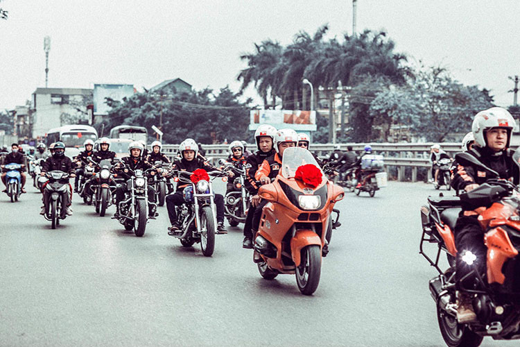 Đây không phải là lần đầu những chiếc xe môtô phân khối lớn được sử dụng làm xe đón dâu. Trước đó, cũng đã có khá nhiều đám cưới từ Bắc vào Nam nổ rộ phong trào rước dâu bằng môtô độc đáo này. 