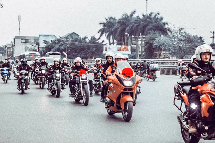 Đây không phải là lần đầu những chiếc xe môtô phân khối lớn được sử dụng làm xe đón dâu. Trước đó, cũng đã có khá nhiều đám cưới từ Bắc vào Nam nổ rộ phong trào rước dâu bằng môtô độc đáo này. 