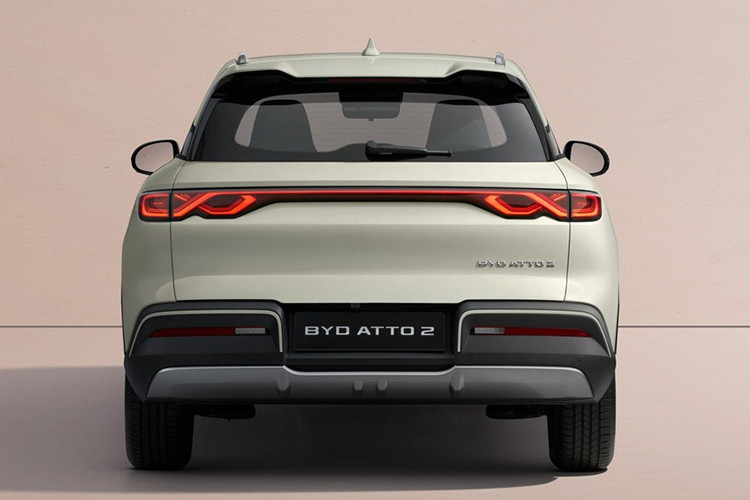 Tuy nhiên, hình ảnh chính thức do BYD công bố cho thấy cản trước của Atto 2 được thiết kế đơn giản hơn, đi kèm bộ mâm hợp kim mới. Ở phía sau, cụm đèn hậu mang họa tiết dạng nút thắt trang trí, lấy cảm hứng từ mẫu sedan BYD Han đang phân phối tại Việt Nam.