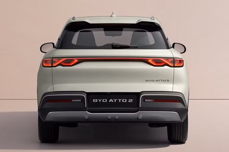 Tuy nhiên, hình ảnh chính thức do BYD công bố cho thấy cản trước của Atto 2 được thiết kế đơn giản hơn, đi kèm bộ mâm hợp kim mới. Ở phía sau, cụm đèn hậu mang họa tiết dạng nút thắt trang trí, lấy cảm hứng từ mẫu sedan BYD Han đang phân phối tại Việt Nam.