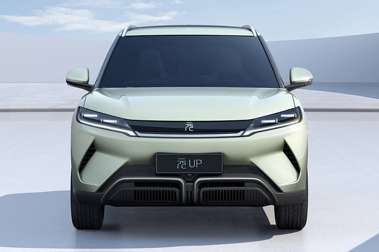 BYD Atto 2 2025 chạy điện được phát triển trên nền tảng e-Platform 3.0, chia sẻ cùng BYD Dolphin, Atto 3 và Seal. So với phiên bản Yuan Up tại Trung Quốc, Atto 2 gần như giữ nguyên thiết kế ngoại thất.