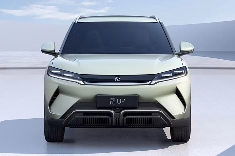 BYD Atto 2 2025 chạy điện được phát triển trên nền tảng e-Platform 3.0, chia sẻ cùng BYD Dolphin, Atto 3 và Seal. So với phiên bản Yuan Up tại Trung Quốc, Atto 2 gần như giữ nguyên thiết kế ngoại thất.