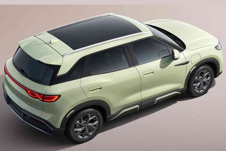 Dù thuộc phân khúc phổ thông, mẫy xe SUV điện cỡ nhỏ BYD Atto 2 2025 mới này vẫn sở hữu cửa sổ trời toàn cảnh, một trang bị đáng chú ý trong tầm giá.