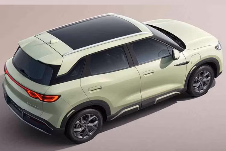 Dù thuộc phân khúc phổ thông, mẫy xe SUV điện cỡ nhỏ BYD Atto 2 2025 mới này vẫn sở hữu cửa sổ trời toàn cảnh, một trang bị đáng chú ý trong tầm giá.