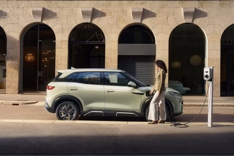 Tại châu Âu, BYD Atto 2 sẽ có hai phiên bản: Active và Boost, khác nhau về trang bị như cảm biến đỗ xe và camera toàn cảnh. Hiện BYD chưa công bố giá bán chính thức cho thị trường này. 