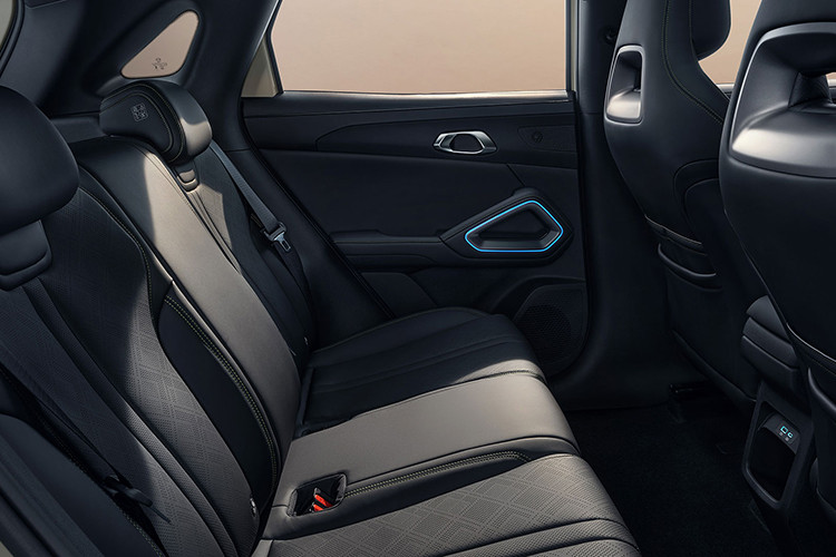 Khối pin này cung cấp năng lượng cho mô-tơ điện đặt cầu trước, sản sinh công suất 174 mã lực và mô-men xoắn 290 Nm. Atto 2 có khả năng tăng tốc 0-100 km/h trong 7,9 giây, tốc độ tối đa đạt 160 km/h.