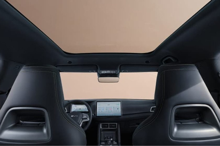 Cung cấp sức mạnh cho BYD Atto 2 là bộ pin Blade Battery dung lượng 45,12 kWh, hỗ trợ sạc nhanh DC tối đa 65 kW và sạc AC tối đa 11 kW. Xe có phạm vi hoạt động tối đa 312 km theo chuẩn WLTP.