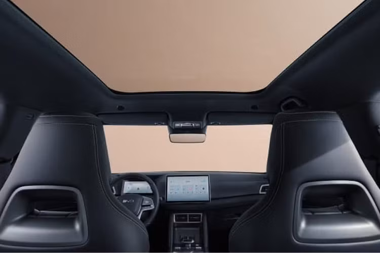 Cung cấp sức mạnh cho BYD Atto 2 là bộ pin Blade Battery dung lượng 45,12 kWh, hỗ trợ sạc nhanh DC tối đa 65 kW và sạc AC tối đa 11 kW. Xe có phạm vi hoạt động tối đa 312 km theo chuẩn WLTP.