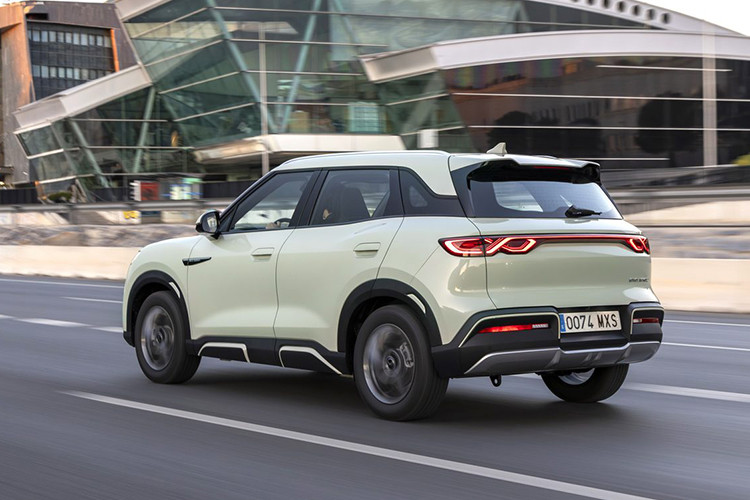 Trong khi đó, tại Trung Quốc, mức giá xe BYD Atto 2 2025 hay có trên gọi khác là BYD Yuan Up bán ra dao động từ 13.280 - 16.430 USD (tương đương 337 - 416 triệu đồng).